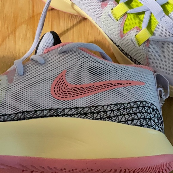 New Without Box Nike Kyrie Flytrap barely grape shoes, size 6.5Y - Picture 7 of 7